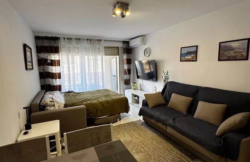 Long-term rent in Torrevieja spacious studio near Del Cura beach