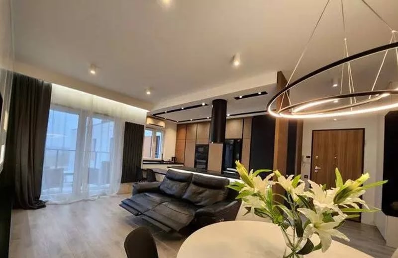 Long-term rental of a spacious three-room apartment with balcony and parking in the Mokotów district of Warsaw