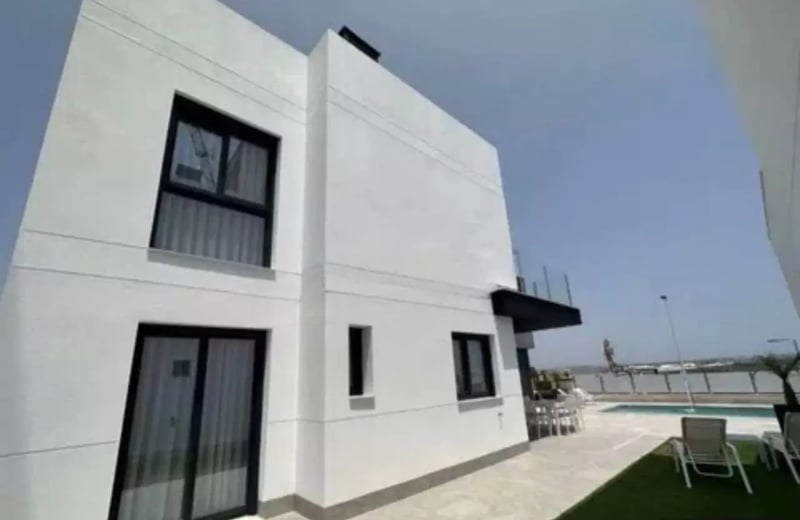 Долгосрочная аренда современной виллы 175 m² с видом на море в Торревьехе, Испания