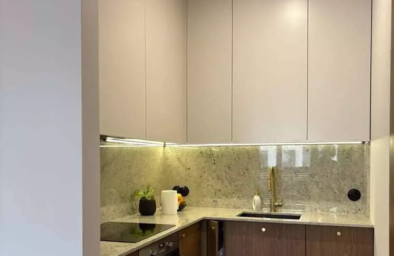 Alquiler a largo plazo de un apartamento de 47 m² con dos habitaciones y balcón en el distrito de Wola, Varsovia