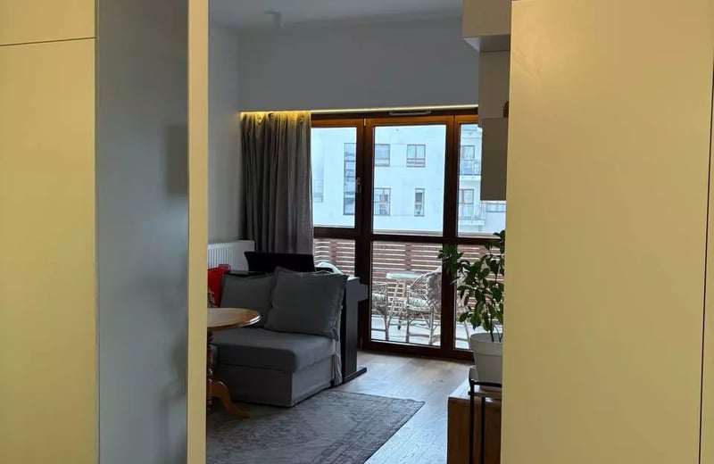 Alquiler a largo plazo de un apartamento de 47 m² con dos habitaciones y balcón en el distrito de Wola, Varsovia