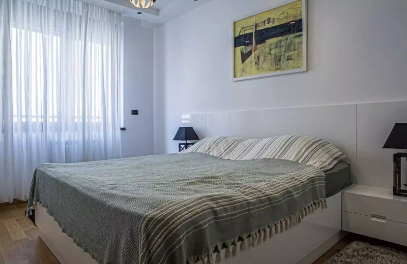 Alquiler a largo plazo de piso de 3 habitaciones 90m² en el distrito de Vračar, Belgrado, Serbia