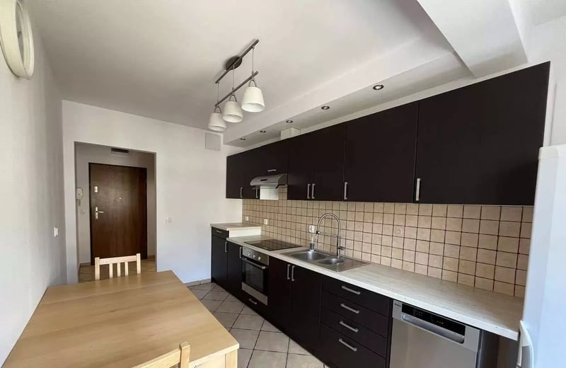 Location longue durée d’un appartement 2 pièces de 53m² dans le quartier Tarnogaj, Wrocław, Pologne