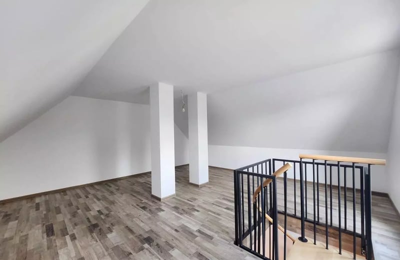 Location longue durée d’un appartement 4 pièces dans le quartier Tractоru, Brașov, Roumanie