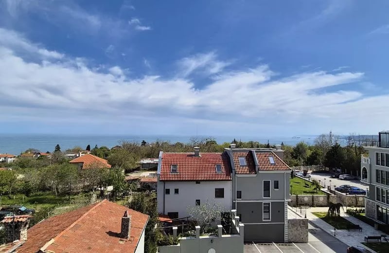 Long-term rent of a spacious 3-room apartment in a premium complex — Trakata, Varna, Bulgaria