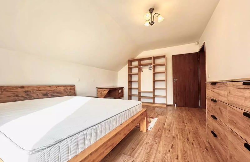 Location longue durée d’une maison de 160 m² avec 4 chambres dans le quartier Stupini, Brașov, Roumanie