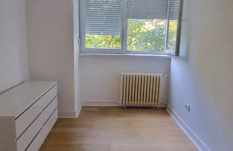 Alquiler a largo plazo de un piso de 3 habitaciones, 52 m², en Banovo Brdo, Belgrado, Serbia