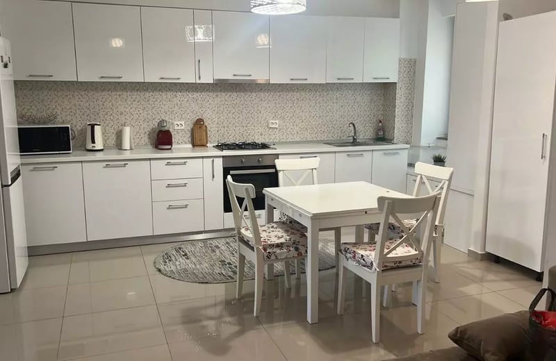 Alquiler a largo plazo de un apartamento de 3 habitaciones, 69 m², en Constanza, Rumanía