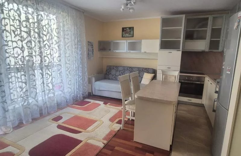 Alquiler a largo plazo de un piso de 3 habitaciones con 2 dormitorios, Varna, Bulgaria