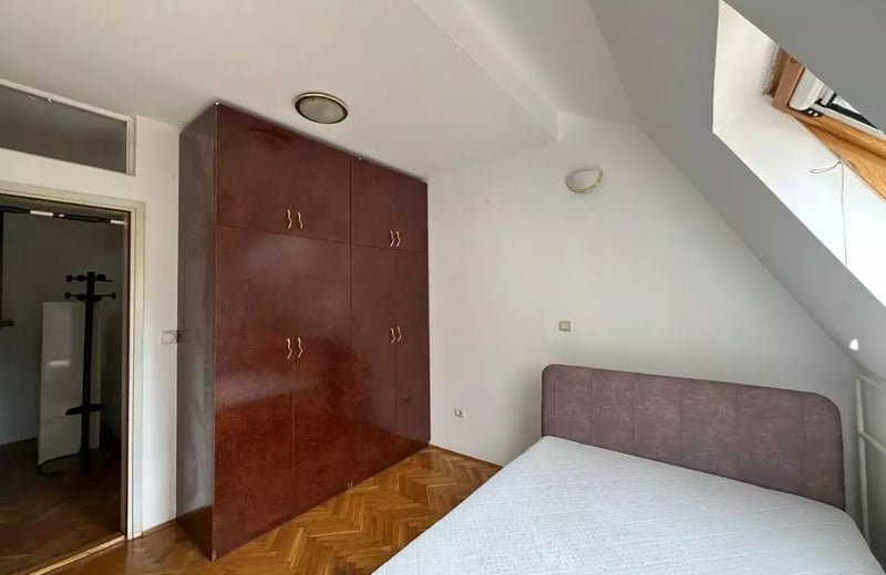 Аренда просторной 3-комнатной двухэтажной квартиры, 85 м², недалеко от центра города, Белград, Сербия